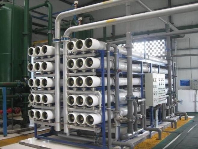 16噸/小時反滲透(tòu)水處理設備 16噸/小(xiǎo)時(shí)反滲透水處理設(shè)備